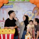 Dian Ayu Instagram – Masih edisi umi 37 tahun 🤍
Alhamdulillaah ya Allahh sungguh bersyukur dikelilingi orang orang ini..
terima kasih ya Allah 🥲
.
Makasih om @gradykayzel foto fotonyaaa 🥹