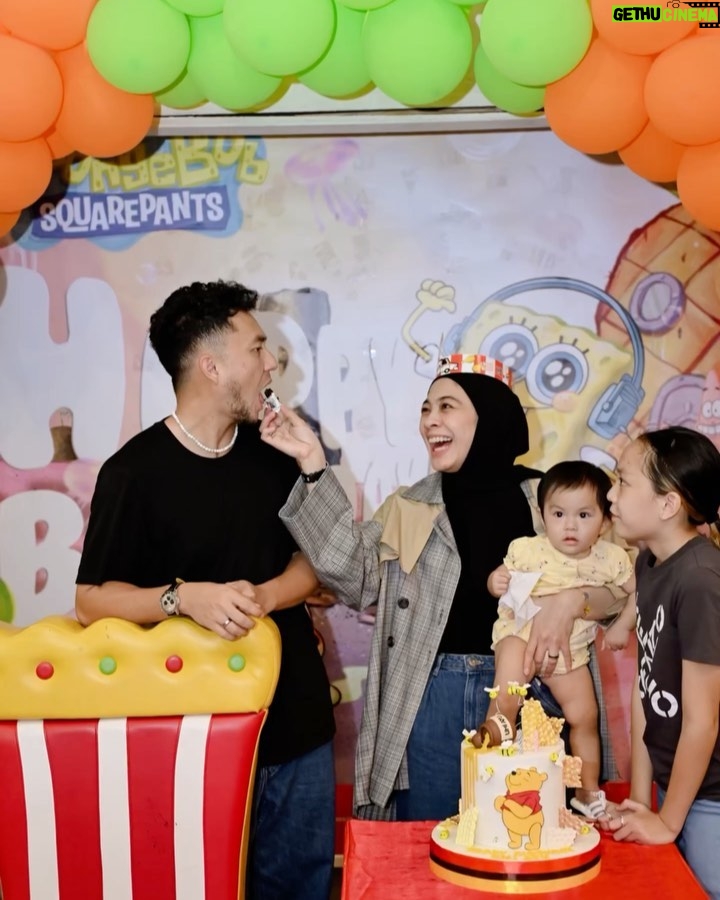 Dian Ayu Instagram - Masih edisi umi 37 tahun 🤍 Alhamdulillaah ya Allahh sungguh bersyukur dikelilingi orang orang ini.. terima kasih ya Allah 🥲 . Makasih om @gradykayzel foto fotonyaaa 🥹