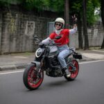 Dian Ayu Instagram - Terima kasih pak @rivan.purwantono & @nabilabylla untuk undangannyaaa.. Pengalaman baru ngawal timnas dalam kemacetan pake @ducati_id monster 😍 📸 @gradykayzel . #ducati #ducatiindonesia #ducatimonster #timnasindonesia