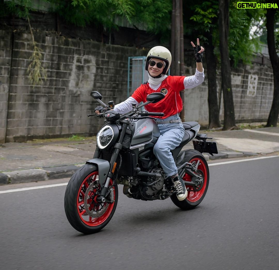 Dian Ayu Instagram - Terima kasih pak @rivan.purwantono & @nabilabylla untuk undangannyaaa.. Pengalaman baru ngawal timnas dalam kemacetan pake @ducati_id monster π πΈ @gradykayzel . #ducati #ducatiindonesia #ducatimonster #timnasindonesia