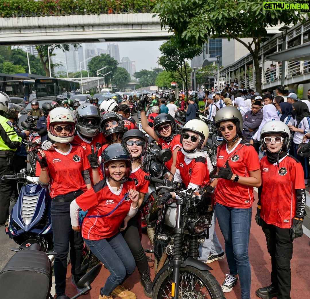 Dian Ayu Instagram - Terima kasih pak @rivan.purwantono & @nabilabylla untuk undangannyaaa.. Pengalaman baru ngawal timnas dalam kemacetan pake @ducati_id monster π πΈ @gradykayzel . #ducati #ducatiindonesia #ducatimonster #timnasindonesia