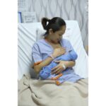 Dian Ayu Instagram - Tanggal 12 Mei 2017 pkl 23.30, baruuu mau meremin mata tiba tiba berasa pipis gak bisa ditahan. Setengah sadar akhirnya ngehh!! Ketuban-nya pecahhh.. buru2 berangkat RS (krn gak punya pengalaman menghadapi hamil pecah ketuban 😅). Kontraksi sebenernya dihari itu udah dari jam 11 siang, tp gak teratur jd saya acuh aja awalnya.. sampe RS dicek masih bukaan 2.. Alhamdulillaah ditungguin aja 😇 sampeeeeee tgl 13 Mei 2017 jam 1 siang, bukaan ternyata gak nambah, sementara ketuban terus keluar, dan kontraksi justru semakin sedikit.. dalam hati terusssss berdoa "ya Allaah, lancarkan persalinan ini. Biarkan anak saya lahir secara normal dan sehat" (alias uminya udah ketakutan bakal di SC duluan 😂) Gak lama dokternya memutuskan untuk di induksi, dalam setengah jam bereaksi daaaaaaaan ALLAAAAAAHUABAAAAR rasanyaaaa 5x kontraksi alamiiii.. badan rasanyaa diperesssssssss sakitttrr luar biasa (maaf yaa suami tangannyaa aku remesin terus) 😂 Dannn Alhamdulillaah, setelah 15 jam perjuangan, sore harinya anak kedua kami BTARA LANGIT ANANDAYU lahirrr dengan sehat dan selamat melalui persalinan normal 💞 Minta doanyaaa semuaaaa supaya Langit jadi anak soleh, pintar, dan jadi anak baik untuk semuanya.. aminnn 😇