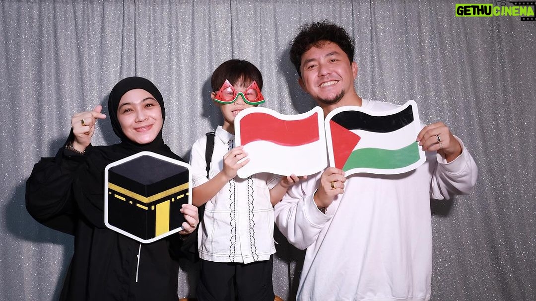 Dian Ayu Instagram - Bulan ramadhan ini Langit banyak nanya tentang Palestina karena banyak temennya di sekolah dan juga orang-orang di sekitarnya ngomongin tentang hal itu. Kita jelaskan sejauh yang kita tau dan mengerti dengan bahasa anak-anak, masyaAllah dia semangat dan terus pengen tau. Semoga doa Langit sampai ke langit, teman-temannya di Palestina bisa merasakan kembali nikmatnya bulan ramadhan, berbuka puasa dengan keluarga tercinta, berangkat tarawih sambil bersenda gurau dengan tetangganya, menikmati minuman dingin yang segar saat adzan baru berkumandang. Allahuakbar, Allahuakbar, Allahuakbar, semoga kedamaian untuk seluruh umat manusia di muka bumi ini.