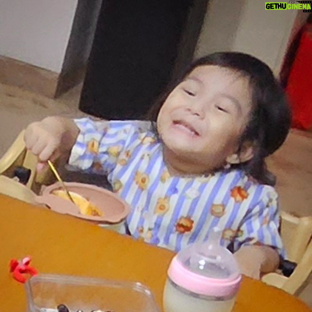 Dian Ayu Instagram - Marhaban yaa Ramadhan.. kami keluarga @theanandayu mau minta maaf kalo ada salah salah.. Bismillahh untuk Ramadhan ini, semoga Allah mudahkan dan kita semua diberi kesehatan yaaa.. selamat puasaaaa semuanya 😍 buat yang salfok sama Bulbul, di slide berikutnya ada ekspresi jelasnya, dia gak sabarrrr mau makannn 🤣🤣🤣