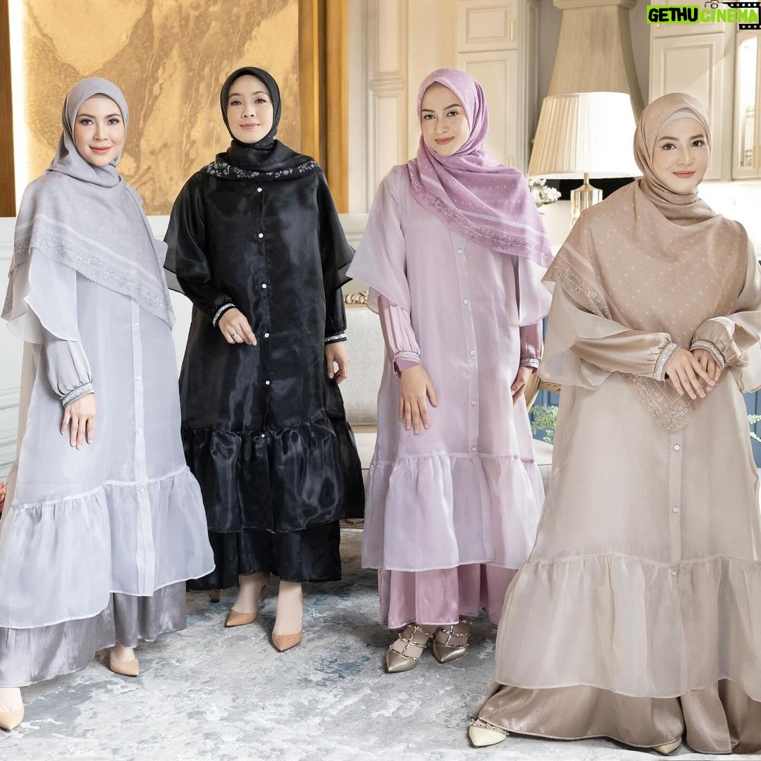 Dian Ayu Instagram - 💜💜💜💜💜💜💜💜💜 Rama Dress ini gemasshhhh sekaliiii, teman teman suka warna apaaaa?????!! Jgn lupa sudah bisa diorder yah @alurcerita 🌟☘️ Ishbir collection edisi special #AlurCerita6Langkah Makeup by @victoria_makeupatelier 💄 Photo by @dierabachir 📷 Properties and venue @lifetime.design