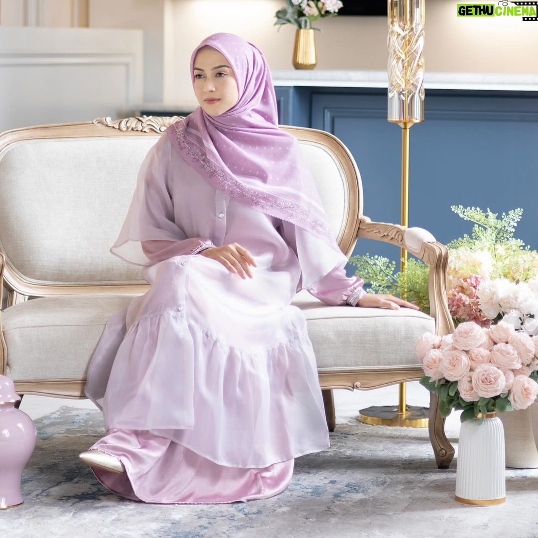 Dian Ayu Instagram - 💜💜💜💜💜💜💜💜💜 Rama Dress ini gemasshhhh sekaliiii, teman teman suka warna apaaaa?????!! Jgn lupa sudah bisa diorder yah @alurcerita 🌟☘️ Ishbir collection edisi special #AlurCerita6Langkah Makeup by @victoria_makeupatelier 💄 Photo by @dierabachir 📷 Properties and venue @lifetime.design