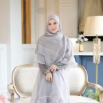 Dian Ayu Instagram - 💜💜💜💜💜💜💜💜💜 Rama Dress ini gemasshhhh sekaliiii, teman teman suka warna apaaaa?????!! Jgn lupa sudah bisa diorder yah @alurcerita 🌟☘️ Ishbir collection edisi special #AlurCerita6Langkah Makeup by @victoria_makeupatelier 💄 Photo by @dierabachir 📷 Properties and venue @lifetime.design