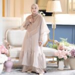 Dian Ayu Instagram - 💜💜💜💜💜💜💜💜💜 Rama Dress ini gemasshhhh sekaliiii, teman teman suka warna apaaaa?????!! Jgn lupa sudah bisa diorder yah @alurcerita 🌟☘️ Ishbir collection edisi special #AlurCerita6Langkah Makeup by @victoria_makeupatelier 💄 Photo by @dierabachir 📷 Properties and venue @lifetime.design