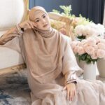 Dian Ayu Instagram - 💜💜💜💜💜💜💜💜💜 Rama Dress ini gemasshhhh sekaliiii, teman teman suka warna apaaaa?????!! Jgn lupa sudah bisa diorder yah @alurcerita 🌟☘️ Ishbir collection edisi special #AlurCerita6Langkah Makeup by @victoria_makeupatelier 💄 Photo by @dierabachir 📷 Properties and venue @lifetime.design