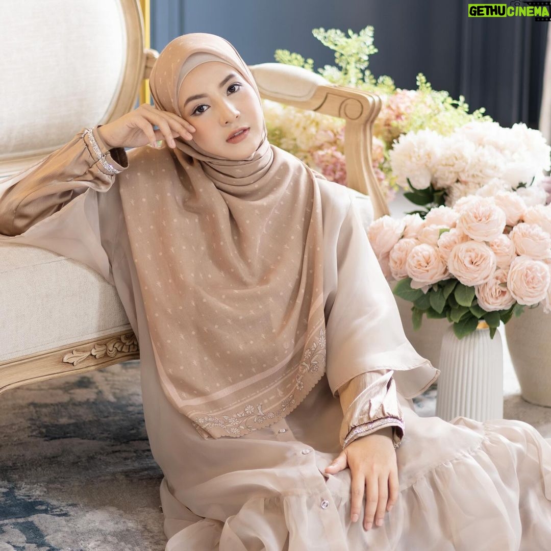 Dian Ayu Instagram - 💜💜💜💜💜💜💜💜💜 Rama Dress ini gemasshhhh sekaliiii, teman teman suka warna apaaaa?????!! Jgn lupa sudah bisa diorder yah @alurcerita 🌟☘️ Ishbir collection edisi special #AlurCerita6Langkah Makeup by @victoria_makeupatelier 💄 Photo by @dierabachir 📷 Properties and venue @lifetime.design