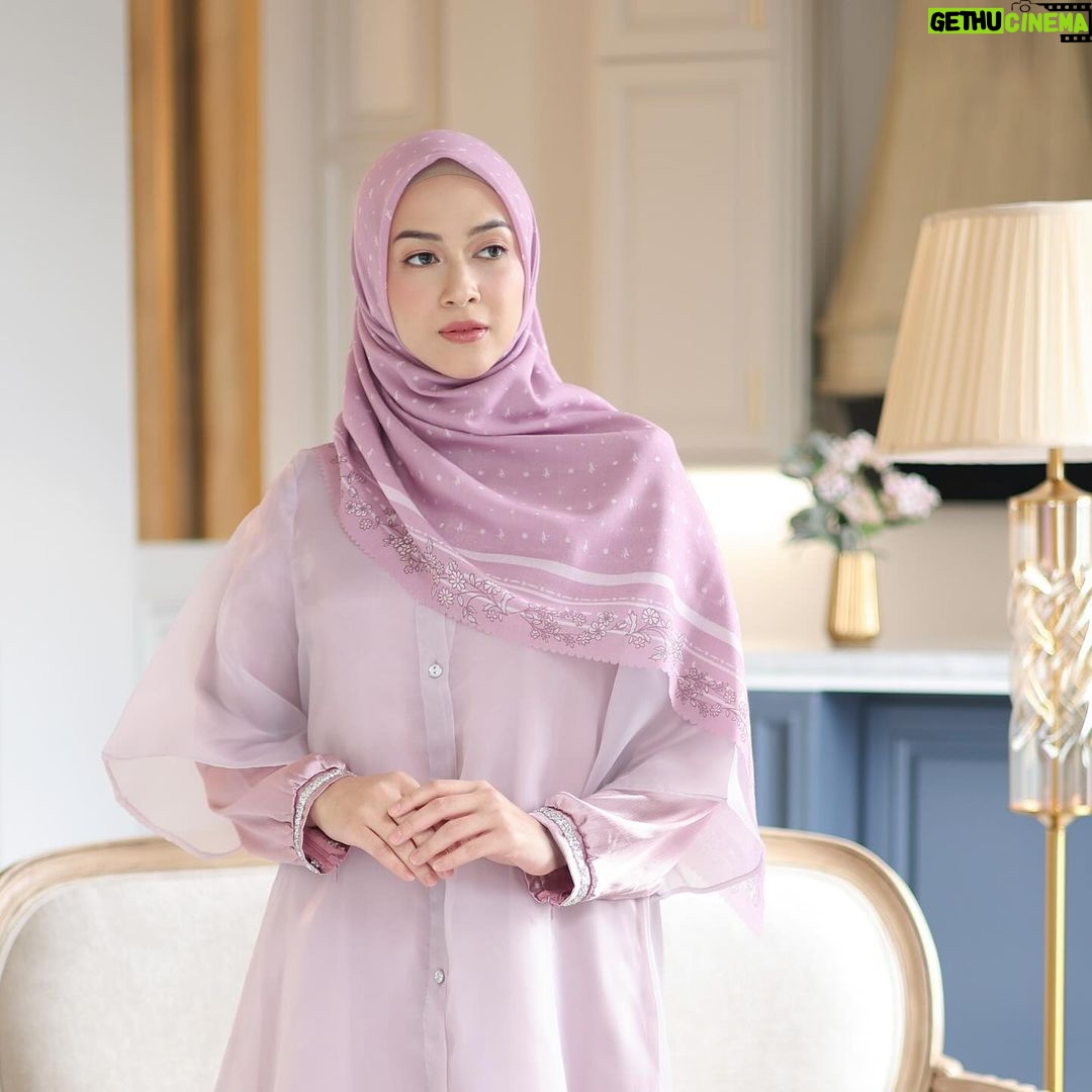 Dian Ayu Instagram - 💜💜💜💜💜💜💜💜💜 Rama Dress ini gemasshhhh sekaliiii, teman teman suka warna apaaaa?????!! Jgn lupa sudah bisa diorder yah @alurcerita 🌟☘️ Ishbir collection edisi special #AlurCerita6Langkah Makeup by @victoria_makeupatelier 💄 Photo by @dierabachir 📷 Properties and venue @lifetime.design