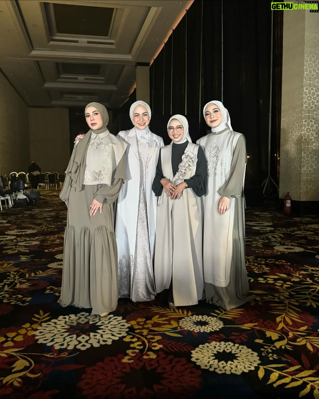 Dian Ayu Instagram - WORKLIDAY 🫶🏻 Ketika aku, @ratnagalih dan @ninazatulini22 ada kerjaan di Bandung, kok ya jodoh banget @natasharizkynew pun sama.. maka terjadilah extend dengan tujuan JAJAAAAN 🤣🤣🤣
