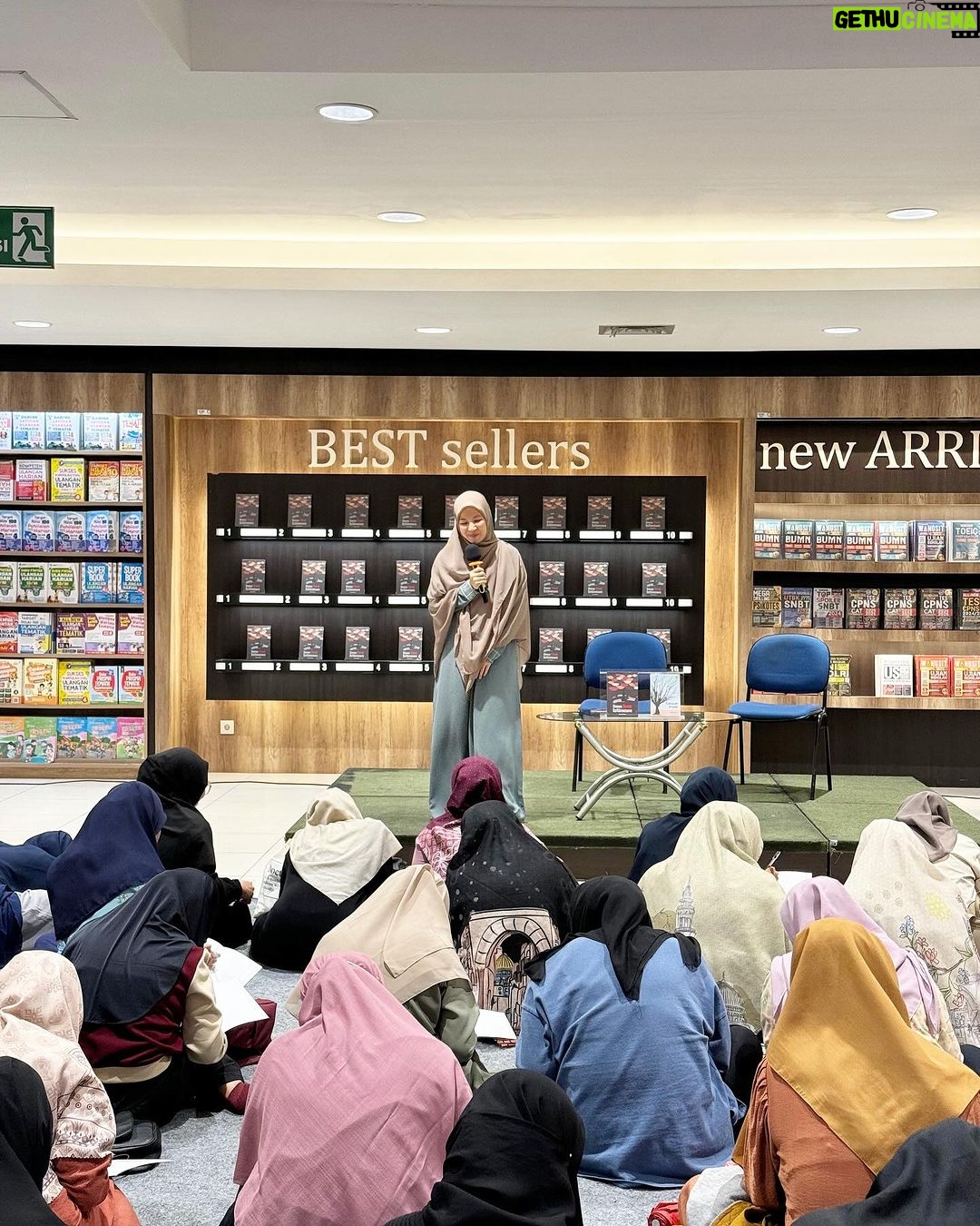 Dian Ayu Instagram - WORKLIDAY 🫶🏻 Ketika aku, @ratnagalih dan @ninazatulini22 ada kerjaan di Bandung, kok ya jodoh banget @natasharizkynew pun sama.. maka terjadilah extend dengan tujuan JAJAAAAN 🤣🤣🤣