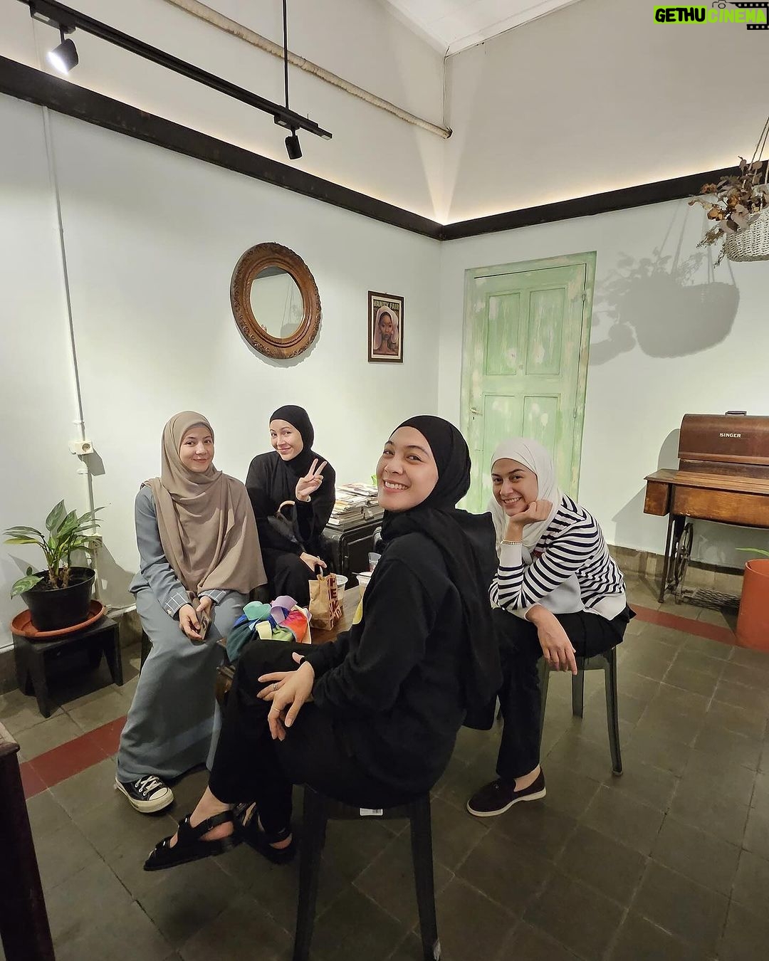 Dian Ayu Instagram - WORKLIDAY 🫶🏻 Ketika aku, @ratnagalih dan @ninazatulini22 ada kerjaan di Bandung, kok ya jodoh banget @natasharizkynew pun sama.. maka terjadilah extend dengan tujuan JAJAAAAN 🤣🤣🤣