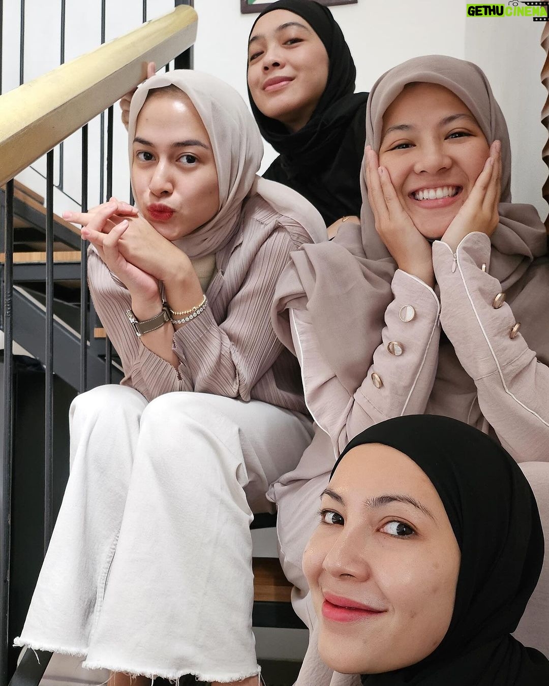 Dian Ayu Instagram - WORKLIDAY 🫶🏻 Ketika aku, @ratnagalih dan @ninazatulini22 ada kerjaan di Bandung, kok ya jodoh banget @natasharizkynew pun sama.. maka terjadilah extend dengan tujuan JAJAAAAN 🤣🤣🤣