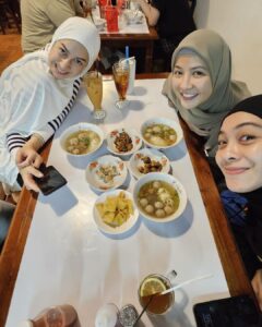 Dian Ayu Instagram - WORKLIDAY 🫶🏻 Ketika aku, @ratnagalih dan @ninazatulini22 ada kerjaan di Bandung, kok ya jodoh banget @natasharizkynew pun sama.. maka terjadilah extend dengan tujuan JAJAAAAN 🤣🤣🤣