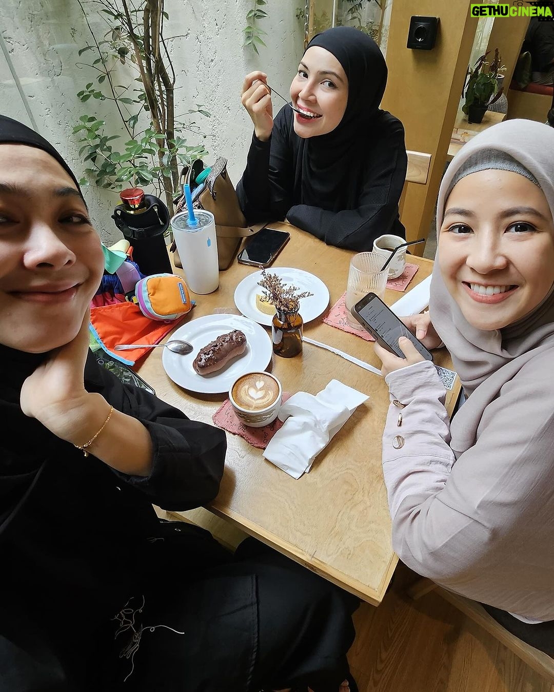 Dian Ayu Instagram - WORKLIDAY 🫶🏻 Ketika aku, @ratnagalih dan @ninazatulini22 ada kerjaan di Bandung, kok ya jodoh banget @natasharizkynew pun sama.. maka terjadilah extend dengan tujuan JAJAAAAN 🤣🤣🤣