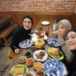 Dian Ayu Instagram - WORKLIDAY 🫶🏻 Ketika aku, @ratnagalih dan @ninazatulini22 ada kerjaan di Bandung, kok ya jodoh banget @natasharizkynew pun sama.. maka terjadilah extend dengan tujuan JAJAAAAN 🤣🤣🤣