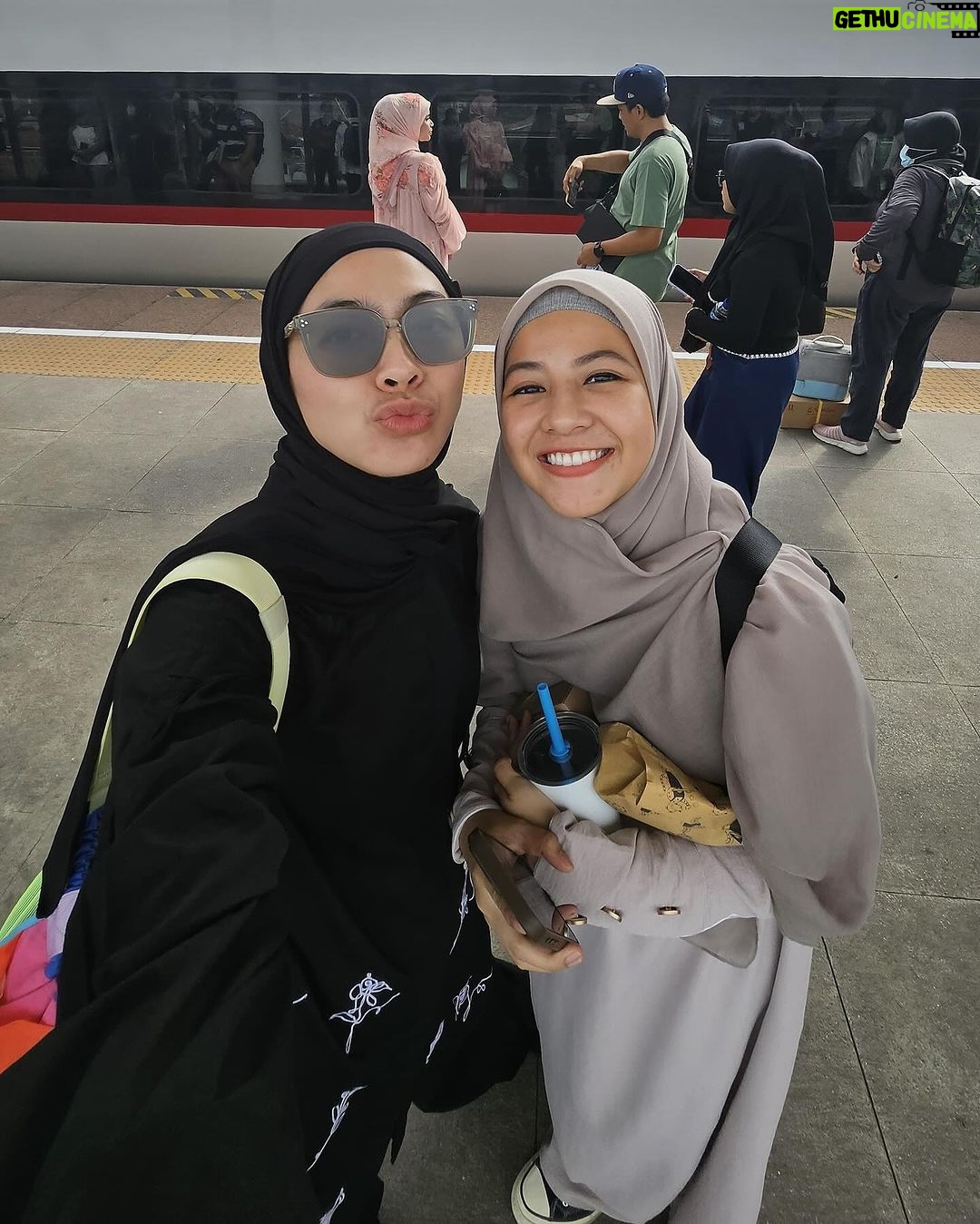 Dian Ayu Instagram - WORKLIDAY 🫶🏻 Ketika aku, @ratnagalih dan @ninazatulini22 ada kerjaan di Bandung, kok ya jodoh banget @natasharizkynew pun sama.. maka terjadilah extend dengan tujuan JAJAAAAN 🤣🤣🤣