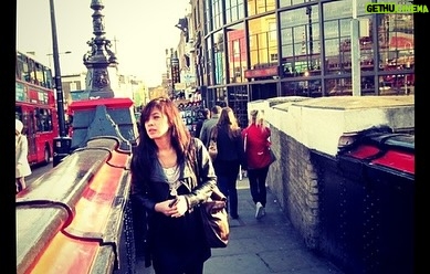 Dian Ayu Instagram - 2023 vs 2011 🇬🇧 satu lagi foto #remake di London waktu ke Camden Market 🥹 2011 difotoin @shareefadaanish 2023 difotoin @ratnagalih Lalu kapan kita trip bareng 😍 . #throwback London, England, UK