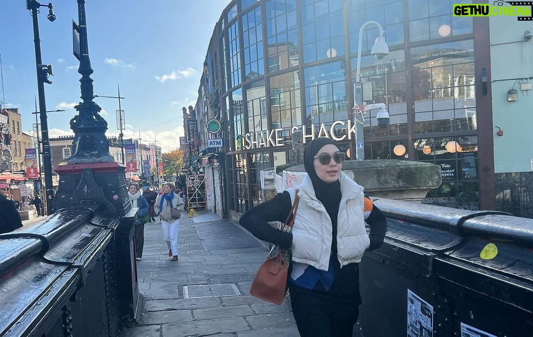 Dian Ayu Instagram - 2023 vs 2011 🇬🇧 satu lagi foto #remake di London waktu ke Camden Market 🥹 2011 difotoin @shareefadaanish 2023 difotoin @ratnagalih Lalu kapan kita trip bareng 😍 . #throwback London, England, UK