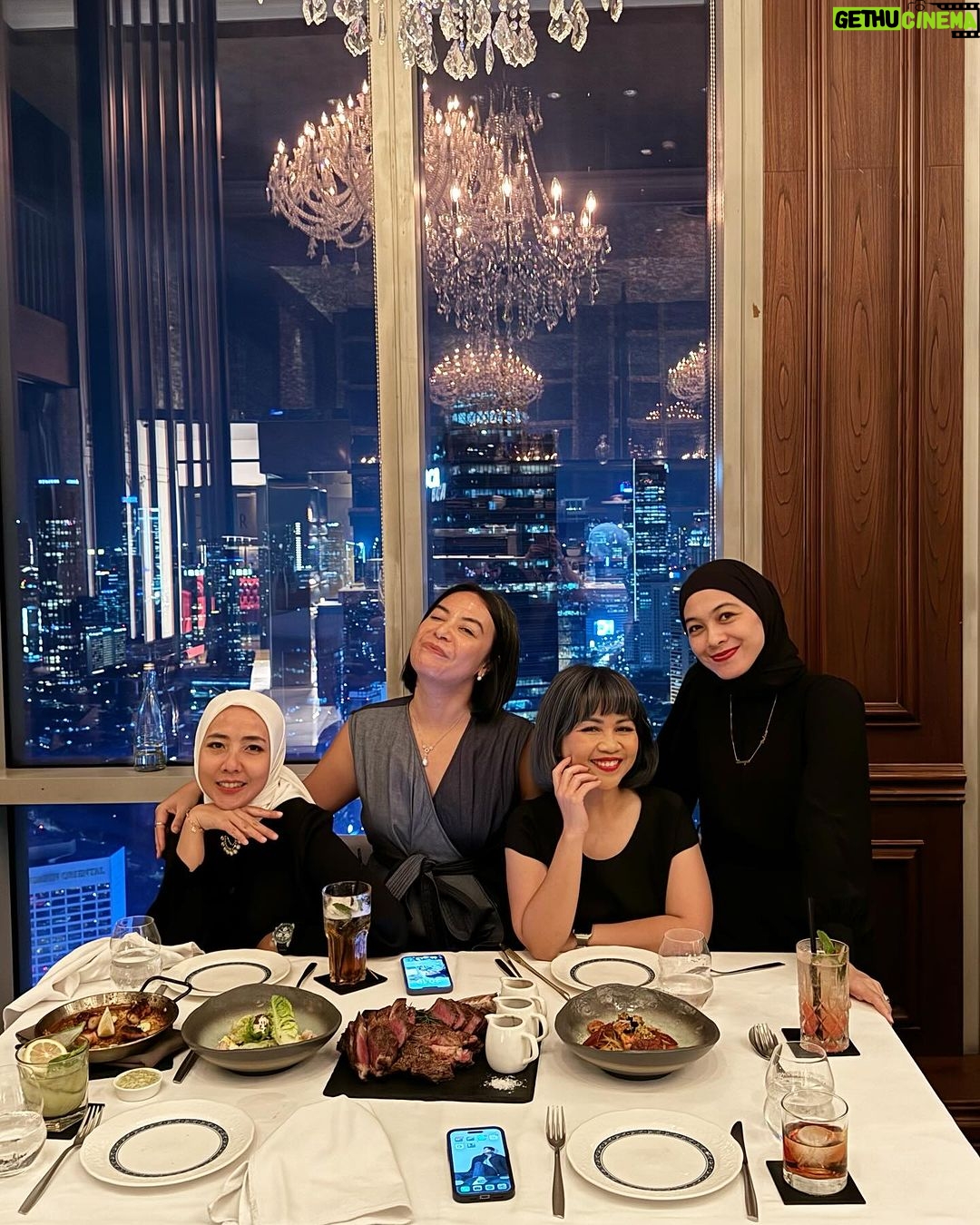 Dian Ayu Instagram - Dinner pertama 2024, dalam rangka ulang tahun @deekarta @dessey , dan tentunya untuk menyambut 365 hari kedepan dengan penuh doa baik dan berkah yaaa kakak kakakkk π€π€π€ #throwback Jakarta, Indonesia