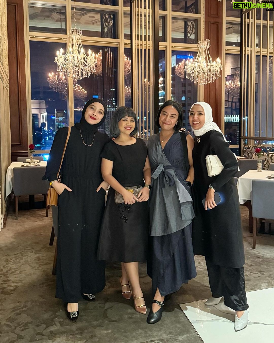 Dian Ayu Instagram - Dinner pertama 2024, dalam rangka ulang tahun @deekarta @dessey , dan tentunya untuk menyambut 365 hari kedepan dengan penuh doa baik dan berkah yaaa kakak kakakkk π€π€π€ #throwback Jakarta, Indonesia