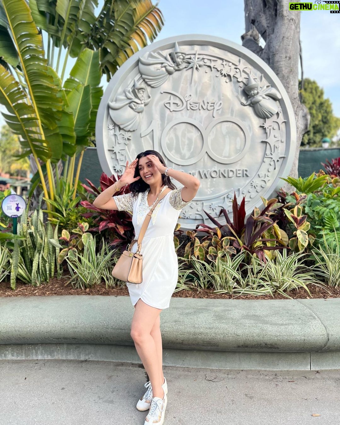 Digangana Suryavanshi Instagram - Thank you 2023 for the memories and the lessons, the good and the test, and mostly for just holding on… welcome 2024! Jai Mata Di ❤️🙏🏻 Styled by @rimadidthat Outfit @athenalifestyle.in