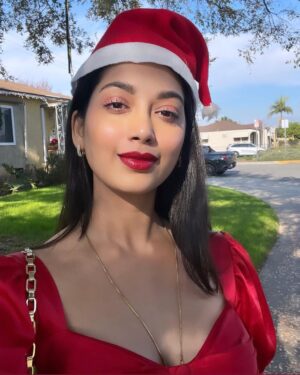Digangana Suryavanshi Instagram - Merry Christmas ❤️ 

Outfit: @kamli_fashion

Heels @shopgnist x @Rimadidthat