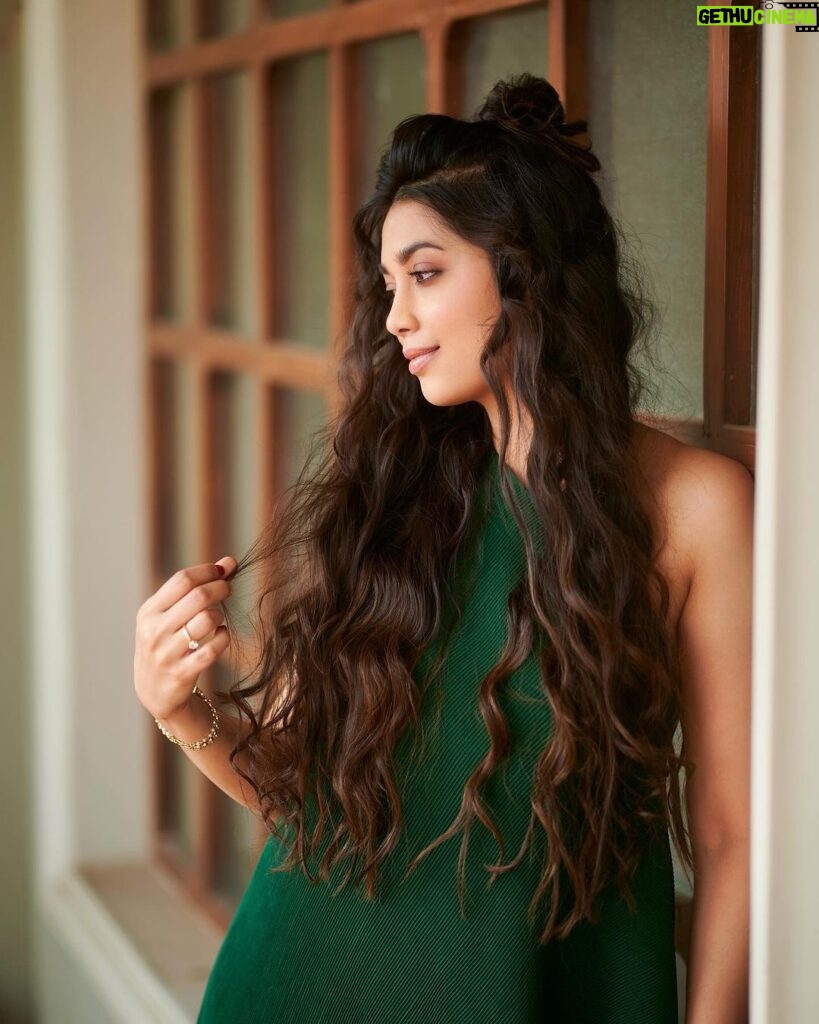 Digangana Suryavanshi Instagram - ❤❤❤ Photographer - @mirajverma_photography Makeup & Hair - @nikitas_bridal_studio Outfit - @kina.label X @vblitzcommunications Team - @greenlight__media