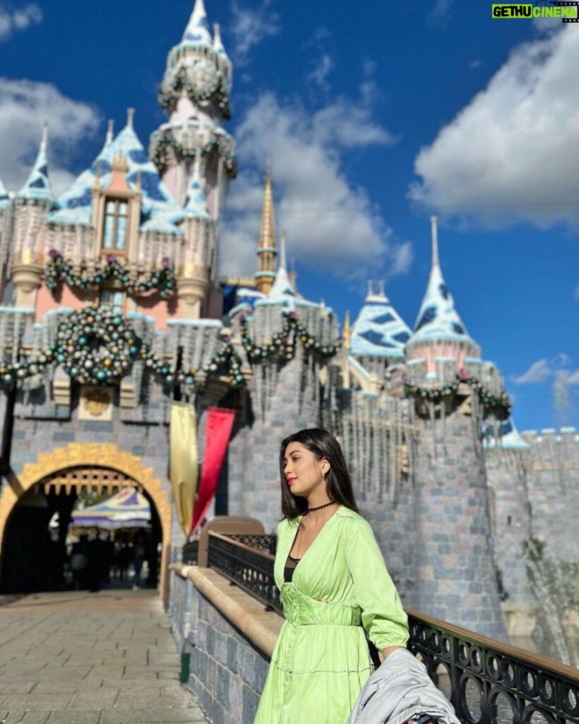 Digangana Suryavanshi Instagram - A Dreamy Disneyland Day⭐️ Styled by @Rimadidthat Outfit @ekastories.store Disneyland Park,California