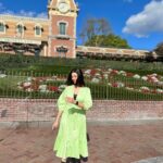 Digangana Suryavanshi Instagram - A Dreamy Disneyland Day⭐️ Styled by @Rimadidthat Outfit @ekastories.store Disneyland Park,California