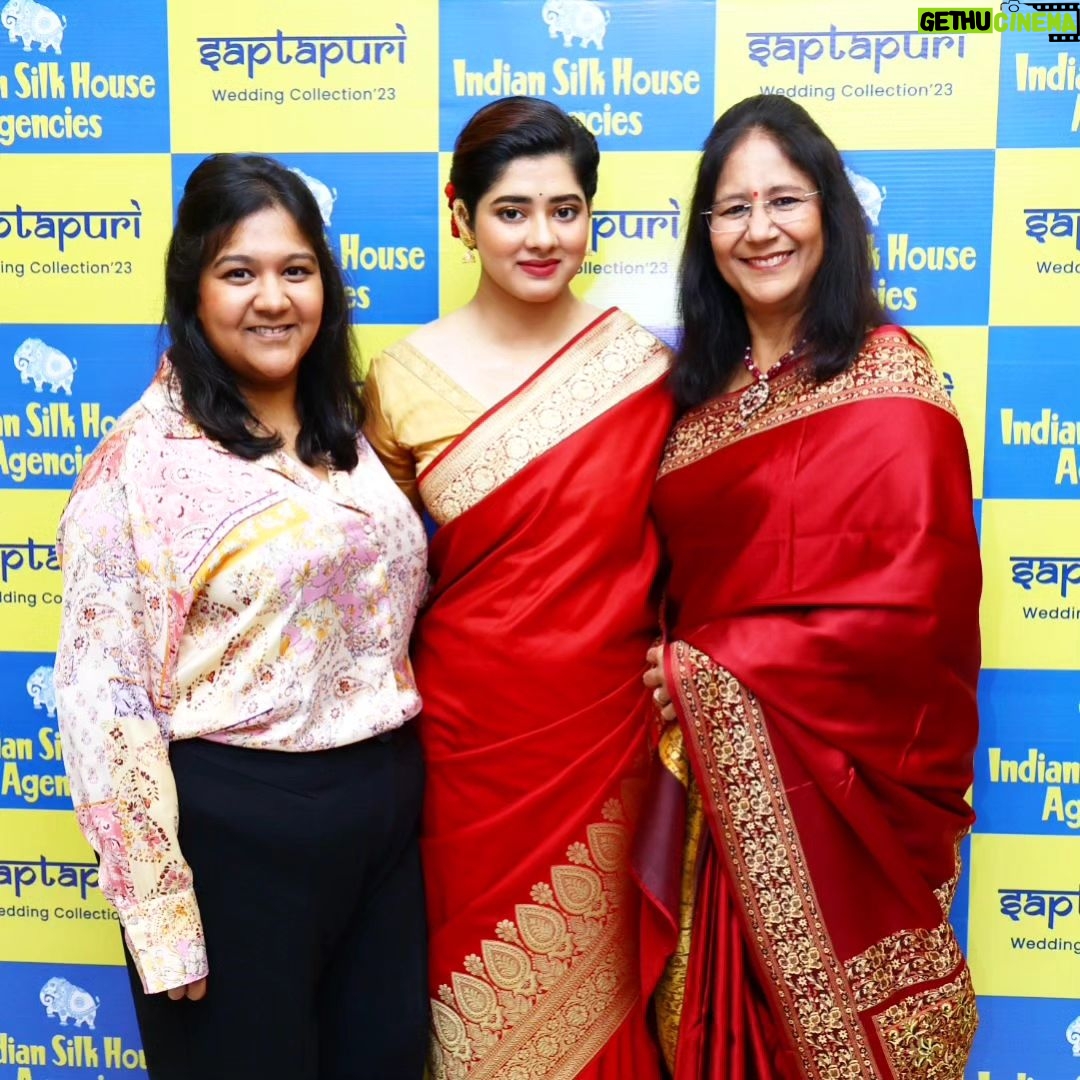 Ditipriya Roy Instagram - Where timeless elegance meets the contemporary diva ✨ Pratibha Di & Ditipriya Roy at the Grand launch of "Saptapuri", Wedding Collection'23 at our Rashbehari Store A mesmerizing bridal collection inspired from the seven holy cities of India, where each ensemble resembles a unique cultural and spiritual tapestry. Visit us know🛍️ And stay tuned to know more #SaatVachanPyaarKe #bridalcollection #bridalsaree #weavesofindia #weddingweaves #heritageweaves