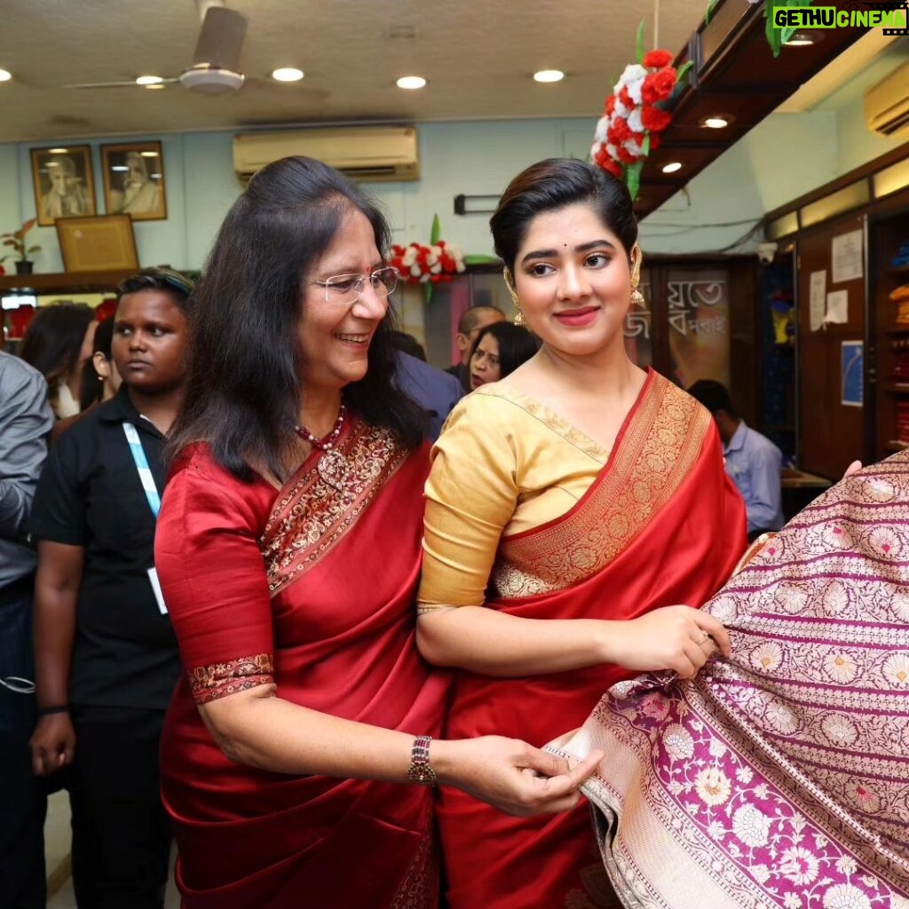 Ditipriya Roy Instagram - Where timeless elegance meets the contemporary diva ✨ Pratibha Di & Ditipriya Roy at the Grand launch of "Saptapuri", Wedding Collection'23 at our Rashbehari Store A mesmerizing bridal collection inspired from the seven holy cities of India, where each ensemble resembles a unique cultural and spiritual tapestry. Visit us know🛍️ And stay tuned to know more #SaatVachanPyaarKe #bridalcollection #bridalsaree #weavesofindia #weddingweaves #heritageweaves