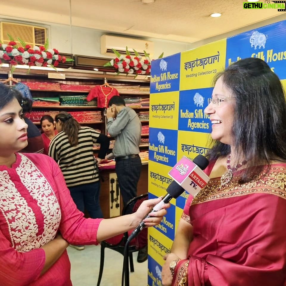Ditipriya Roy Instagram - Where timeless elegance meets the contemporary diva ✨ Pratibha Di & Ditipriya Roy at the Grand launch of "Saptapuri", Wedding Collection'23 at our Rashbehari Store A mesmerizing bridal collection inspired from the seven holy cities of India, where each ensemble resembles a unique cultural and spiritual tapestry. Visit us know🛍️ And stay tuned to know more #SaatVachanPyaarKe #bridalcollection #bridalsaree #weavesofindia #weddingweaves #heritageweaves