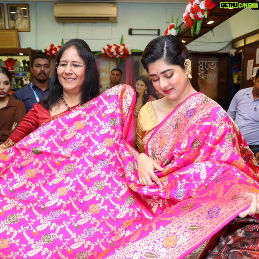 Ditipriya Roy Instagram - Where timeless elegance meets the contemporary diva ✨ Pratibha Di & Ditipriya Roy at the Grand launch of "Saptapuri", Wedding Collection'23 at our Rashbehari Store A mesmerizing bridal collection inspired from the seven holy cities of India, where each ensemble resembles a unique cultural and spiritual tapestry. Visit us know🛍️ And stay tuned to know more #SaatVachanPyaarKe #bridalcollection #bridalsaree #weavesofindia #weddingweaves #heritageweaves