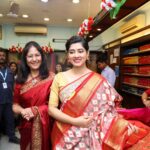Ditipriya Roy Instagram - Where timeless elegance meets the contemporary diva ✨ Pratibha Di & Ditipriya Roy at the Grand launch of "Saptapuri", Wedding Collection'23 at our Rashbehari Store A mesmerizing bridal collection inspired from the seven holy cities of India, where each ensemble resembles a unique cultural and spiritual tapestry. Visit us know🛍️ And stay tuned to know more #SaatVachanPyaarKe #bridalcollection #bridalsaree #weavesofindia #weddingweaves #heritageweaves