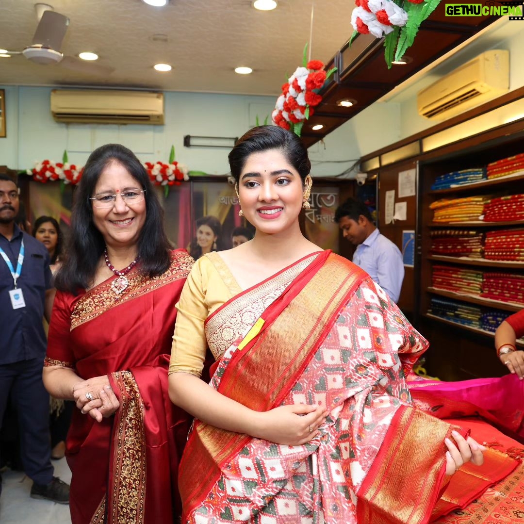 Ditipriya Roy Instagram - Where timeless elegance meets the contemporary diva ✨ Pratibha Di & Ditipriya Roy at the Grand launch of "Saptapuri", Wedding Collection'23 at our Rashbehari Store A mesmerizing bridal collection inspired from the seven holy cities of India, where each ensemble resembles a unique cultural and spiritual tapestry. Visit us know🛍️ And stay tuned to know more #SaatVachanPyaarKe #bridalcollection #bridalsaree #weavesofindia #weddingweaves #heritageweaves