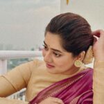 Ditipriya Roy Instagram - আসবে যবে ঘরের মাঝে মেঘলা হয়ে এসো, শ্রান্ত চিবুক অন্তরালে বিষন্নতায় ভেসো…… . . . . . . . . . . #saturday #saturdaymorning #saree #lookbook #inbetweenlines #bun #ethnic #ethnicfashion #traditional #promotion #peace #happiness #smile #eyes #instadaily #instafashion #instabook #instalike #instalove