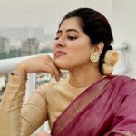 Ditipriya Roy Instagram - আসবে যবে ঘরের মাঝে মেঘলা হয়ে এসো, শ্রান্ত চিবুক অন্তরালে বিষন্নতায় ভেসো…… . . . . . . . . . . #saturday #saturdaymorning #saree #lookbook #inbetweenlines #bun #ethnic #ethnicfashion #traditional #promotion #peace #happiness #smile #eyes #instadaily #instafashion #instabook #instalike #instalove