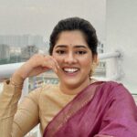 Ditipriya Roy Instagram - আসবে যবে ঘরের মাঝে মেঘলা হয়ে এসো, শ্রান্ত চিবুক অন্তরালে বিষন্নতায় ভেসো…… . . . . . . . . . . #saturday #saturdaymorning #saree #lookbook #inbetweenlines #bun #ethnic #ethnicfashion #traditional #promotion #peace #happiness #smile #eyes #instadaily #instafashion #instabook #instalike #instalove