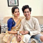 Ditipriya Roy Instagram - বগলা মামার শুটিং করার সময় এবং পরে ছবিটা দেখার সময় আমরা হাসি থামাতে পারিনি এক মুহূর্তের জন্যেও , আশাকরি আপনাদের সকলের একই অনুভূতি হবে l আজকে মুক্তি পেয়েছে আমাদের ছবির নতুন গান, দেখে নিন না দেখে থাকলে l আসছি আমরা শিগগিরই l Ditipriya Roy Song link in bio