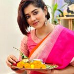 Ditipriya Roy Instagram - | শুভ কোজাগরী লক্ষ্মীপূজো | 🙏🏻 . . . . . . . . . . 📷 @abhijitdey2809 @debolinaadas ❤️ . . . . . #lakkhipujo #saree #preparation #tradition #bengali #ritual #ethinicwear #traditionalsaree #lookbook #saturday #saturday #saturdaymood #saturdayvibes #instabook #instadaily #instagood