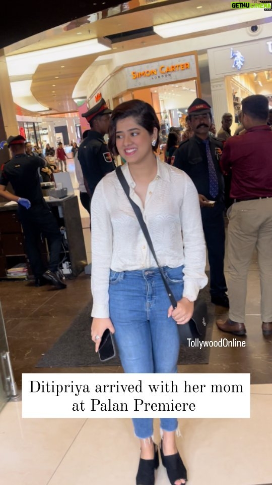 Ditipriya Roy Instagram - Ever smiling @roy_ditipriya spotted tonight in white shirt & denim at Palan Premiere ...Her cool & casual style statement always on mark 😎 #ootd #Ditipriya #palan #premiere #TOSpotted Kolkata - The City of Joy
