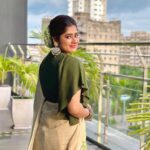 Ditipriya Roy Instagram - পুজো আসছে…..❤️ . . . . . . . . . Make-up @ameeth_dash . Styled by @_nandy_009 . . . . #friday #pujo #bengali #saree #ethnicity #jewellery #bun #lookbook #mood #positivity #sky #september #insearchofpeace #instadaily #instalike #instafashion