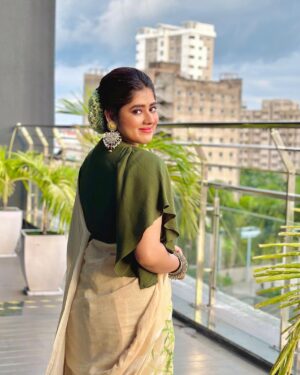 Ditipriya Roy Instagram - পুজো আসছে…..❤️
.
.
.
.
.
.
.
.
. Make-up @ameeth_dash 
. Styled by @_nandy_009 
.
.
.
. #friday #pujo #bengali #saree #ethnicity #jewellery #bun #lookbook #mood #positivity #sky #september #insearchofpeace #instadaily #instalike #instafashion