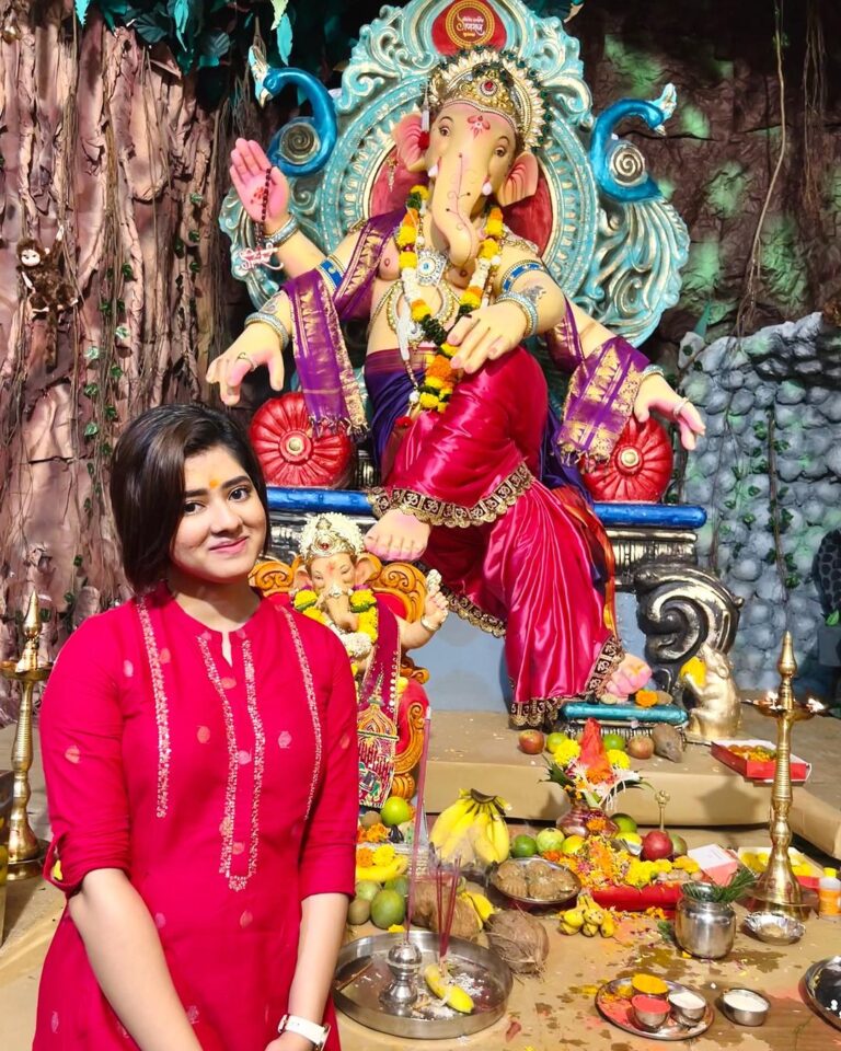 Ditipriya Roy Instagram - । শুভ গণেশ চতুর্থী । 🙏🏻❤️ . . . . . . . . . . 📷 @abhijitdey2809 . . . . #mumbai #siddhivinayak #temple #ganesh #ganeshchaturthi #lookbook #mood #dayout #festive #festiveseason #festivevibes #instadaily #instamood #instalike Mumbai, Maharashtra