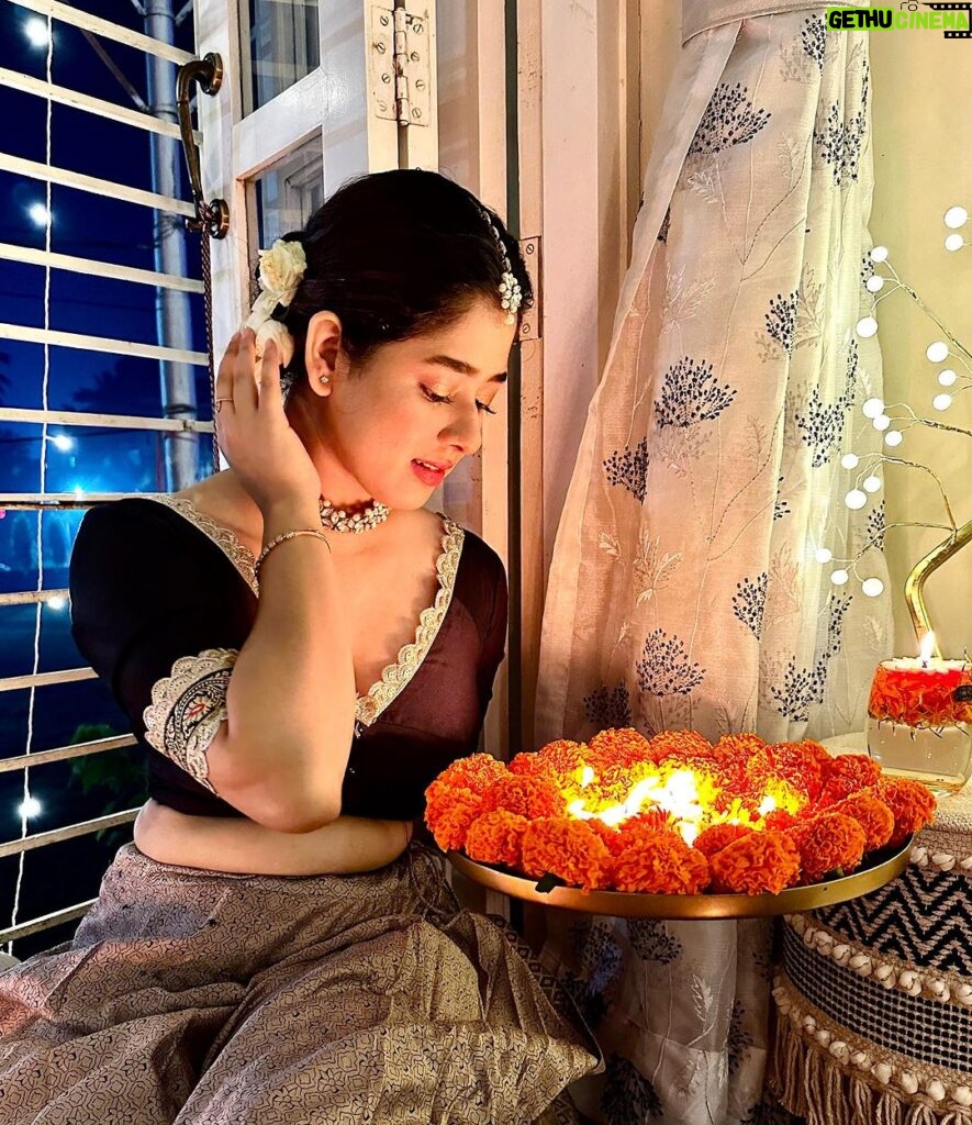 Ditipriya Roy Instagram - Let there be light 🪔✨ . . . . . . Happy Diwali ❤️ . . . . . 📷 Maa . . . . . . #diwali #diwali2023 #diwalivibes #sunday #lookbook #lahenga #home #decoration #lights #diya #mood #jewellery #nomakeuplook #fashion #posing #love #peace #happysoul #instamood #instadaily #instafashion #instagood #instalike