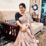 Ditipriya Roy Instagram - फेरों ना नज़र से नज़रिया… ✨♥️ . . . . . . . . . 📷 @debolinaadas . . . . #sunday #moments #saree #lookbook #fashion #style #bindi #eyes #spark #peace #love #loveyourself #mood #sundaymornings #sundayvibes #photodump #instalike #instadaily #instalove #instamood #instafashion #instaphoto