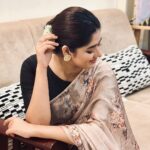 Ditipriya Roy Instagram - फेरों ना नज़र से नज़रिया… ✨♥️ . . . . . . . . . 📷 @debolinaadas . . . . #sunday #moments #saree #lookbook #fashion #style #bindi #eyes #spark #peace #love #loveyourself #mood #sundaymornings #sundayvibes #photodump #instalike #instadaily #instalove #instamood #instafashion #instaphoto